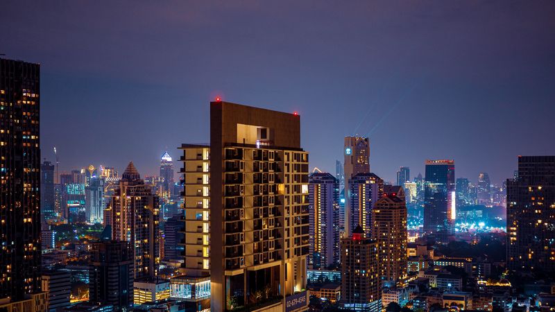 深夜都市楼宇全景 4K高清壁纸