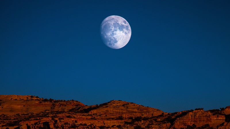 绝美岩壁峡谷月色4K壁纸