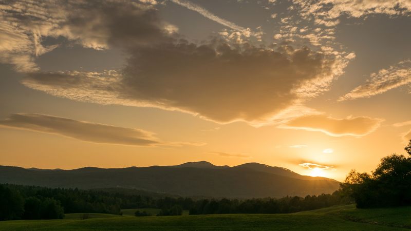 晨曦山峦林景壁纸