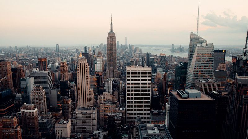 雾中摩天楼城景4K壁纸