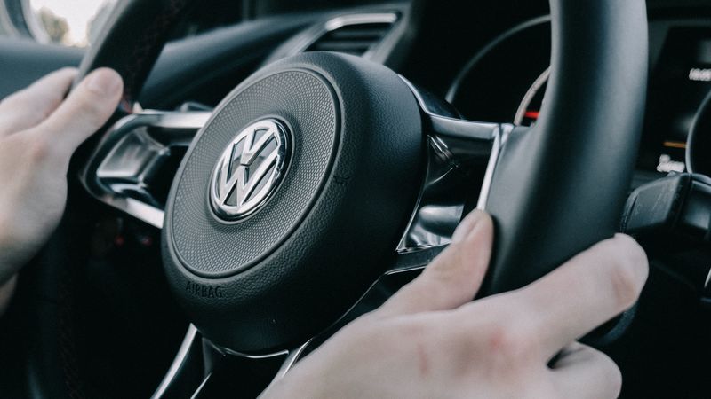 大众方向盘与手 汽车4K高清壁纸