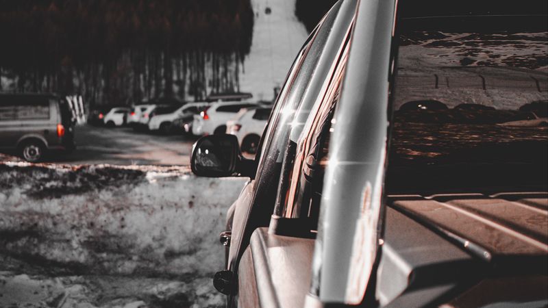 灰色皮卡侧视4K高清壁纸