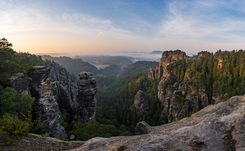 德国巴斯泰岩层日出晨雾壁纸分享