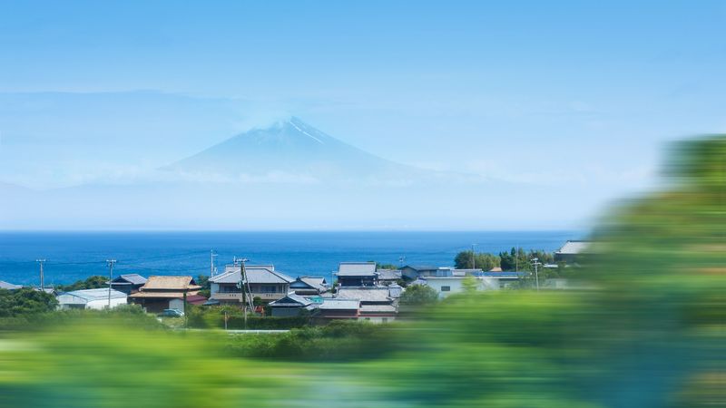 这张壁纸绝了！4K高清的极速狂飙场景，山景楼宇配漫天风云太带感