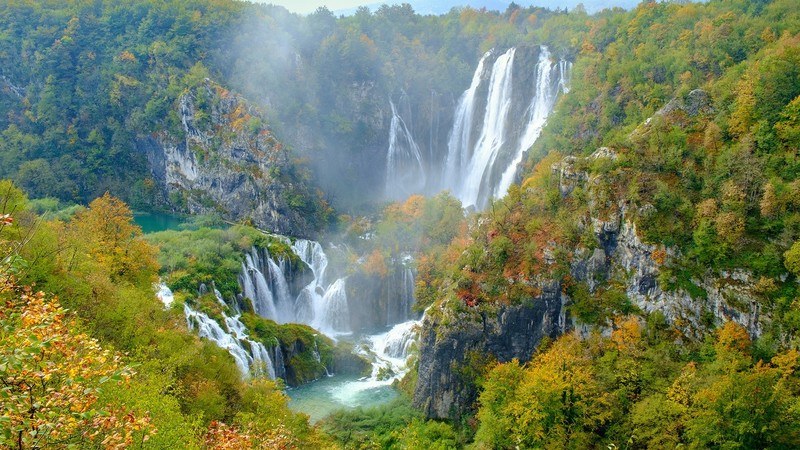 绝美自然壁纸合集：克罗地亚普利特维采、加拿大班夫、美国优胜美地的秋日与山林瀑布