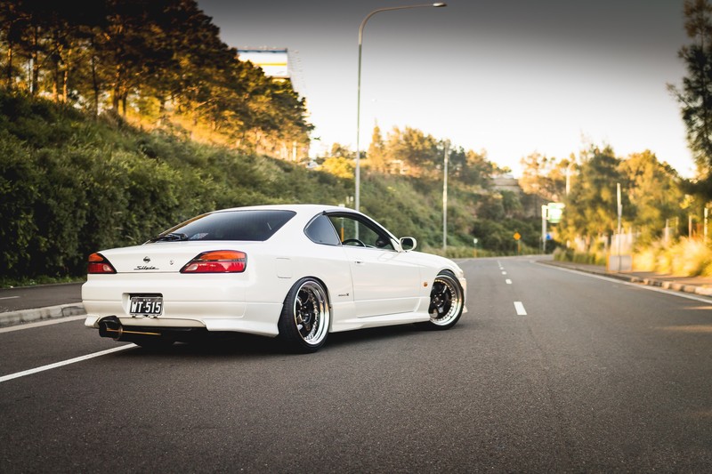 街头亮眼的白色日产Silvia S15改装跑车壁纸合集