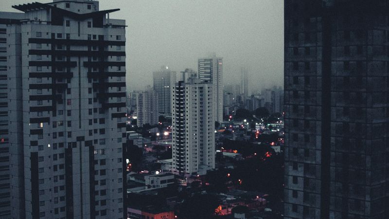 绝美景致合集：雾色黄昏下的城市航拍4K壁纸