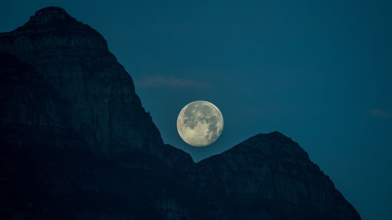 绝美月夜山巅卫星壁纸 4K高清版