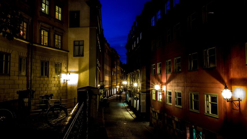 深夜城市小巷建筑壁纸