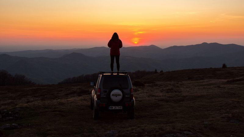绝美的车与人落日山景4K壁纸合集