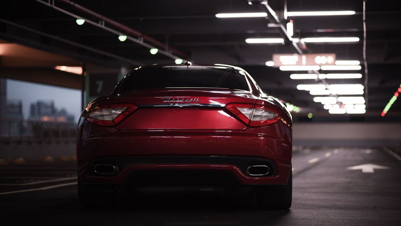 红色玛莎拉蒂GranTurismo实拍壁纸，停车时的车尾视角太绝了