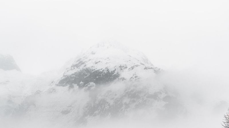 绝美的冬日山巅雾景壁纸合集
