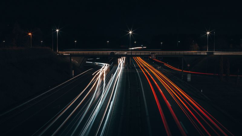 港城深夜车流长曝大片