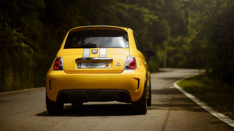 这款黄配色法拉利695后视图壁纸 公路场景4K高清