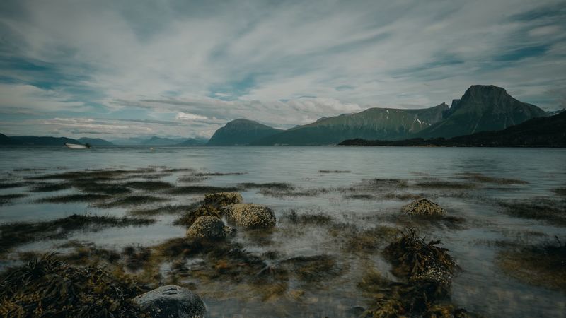 湖边山景碎石岸滩 绝美4K高清壁纸