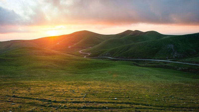 绝美的山野公路日落田野4K壁纸