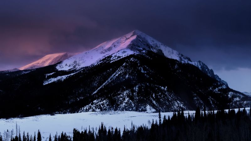 绝美的4K雪山夜景壁纸 带你沉浸式感受冬日山巅夜色