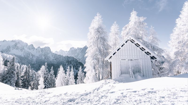 冬日雪山林间建筑高清壁纸