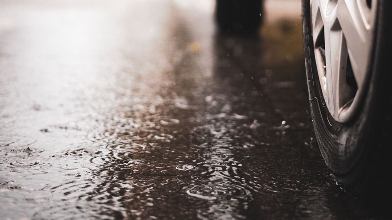 车轮水洼雨滴4K壁纸