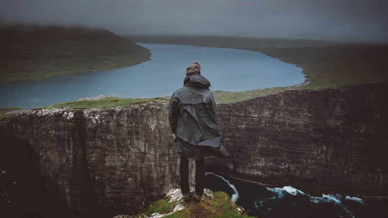 悬崖河畔雾景 4K高清壁纸