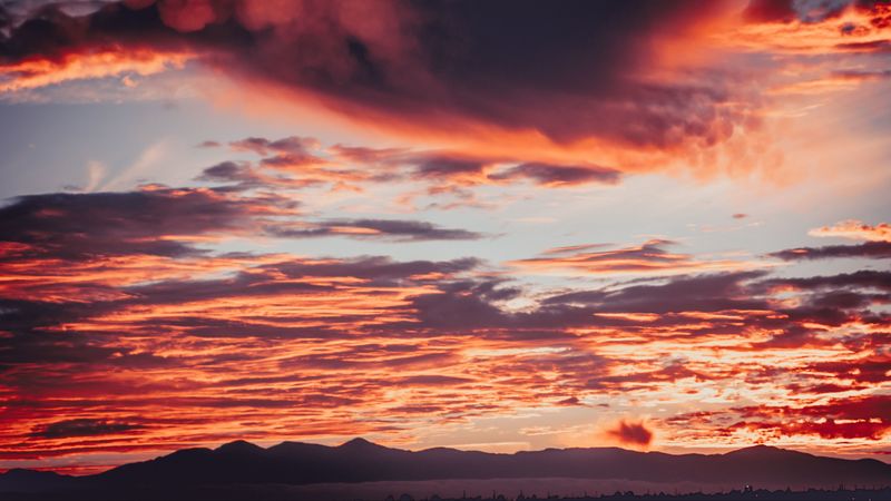 这套绝美4K壁纸合集！火烧云落日山川红调氛围感拉满