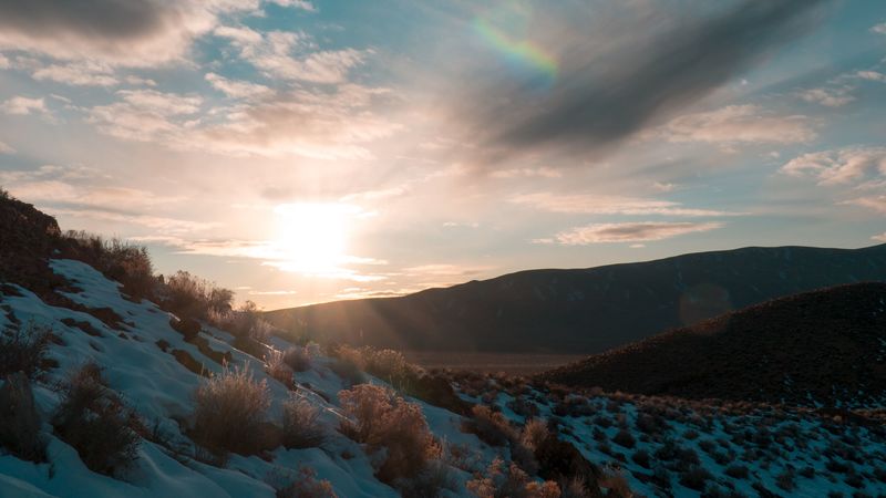 绝美的冬日山丘雪色日落壁纸