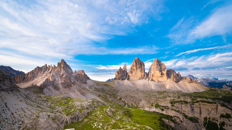 山地岩石地貌草地4K高清壁纸