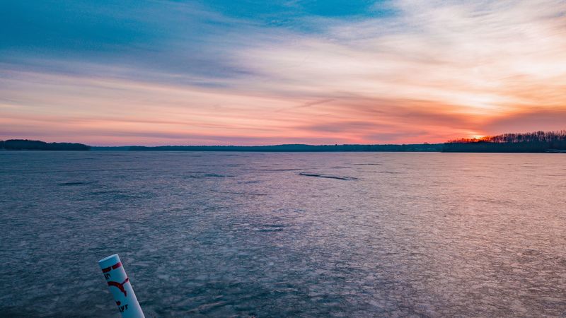 冰封湖面邂逅日落美景 4K高清壁纸