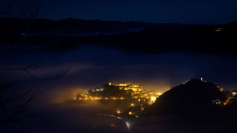 意大利雾中山间夜景 4K航拍壁纸
