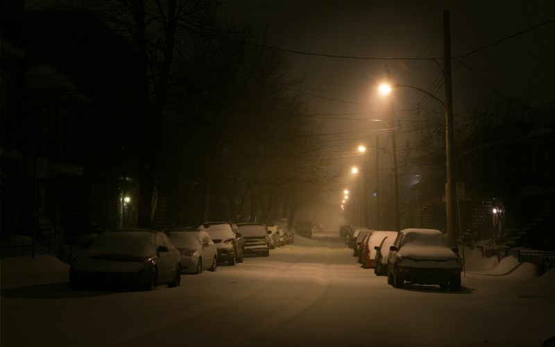 雪夜街灯漫城车影
