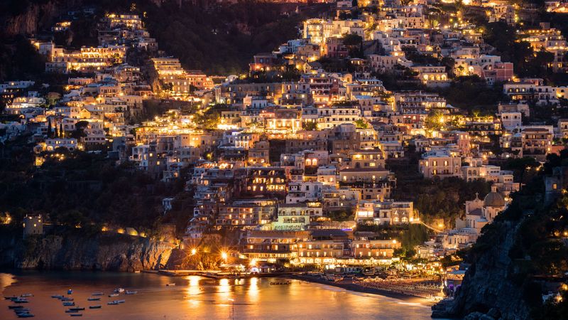 绝美山城海岸夜景4K壁纸