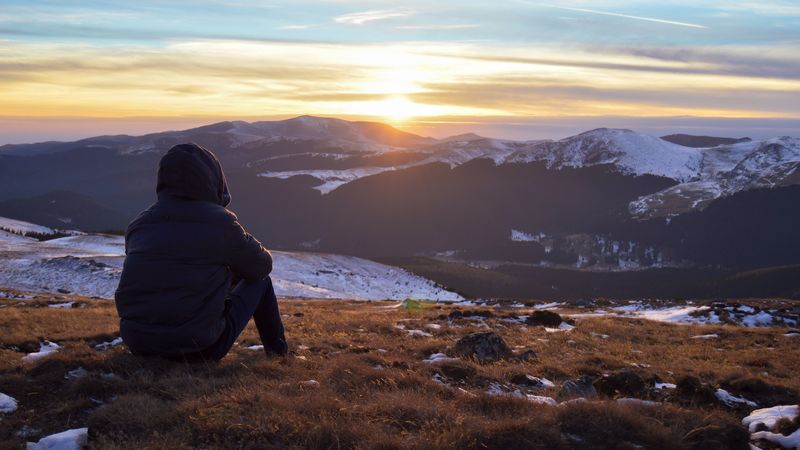 孤绝山巅落日剪影，这份孤独太戳人了！4K高清壁纸
