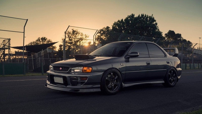 日落时分的斯巴鲁翼豹WRX 经典JDM跑车户外壁纸