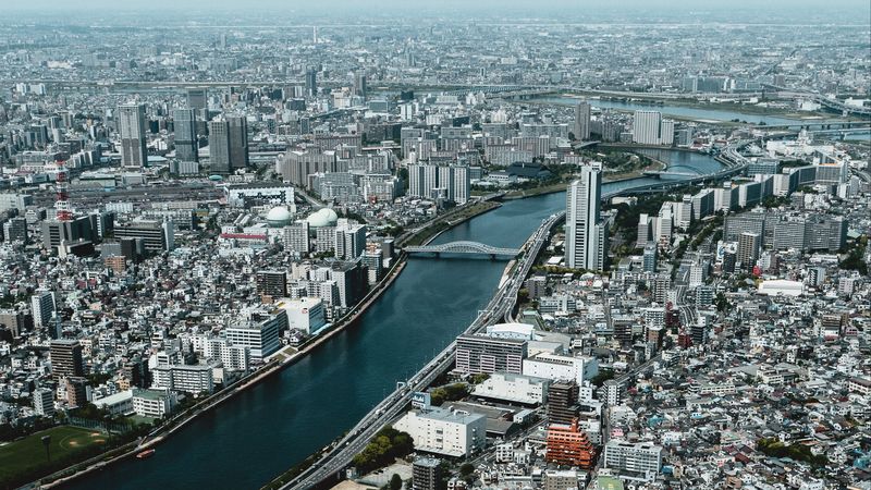 城市河道高空全景 绝美都市风貌4K壁纸