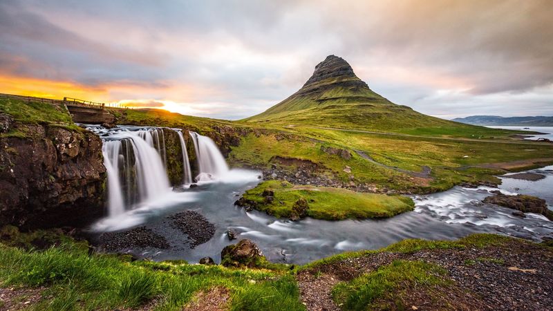 绝美日落瀑布河岸壁纸 4K高清版