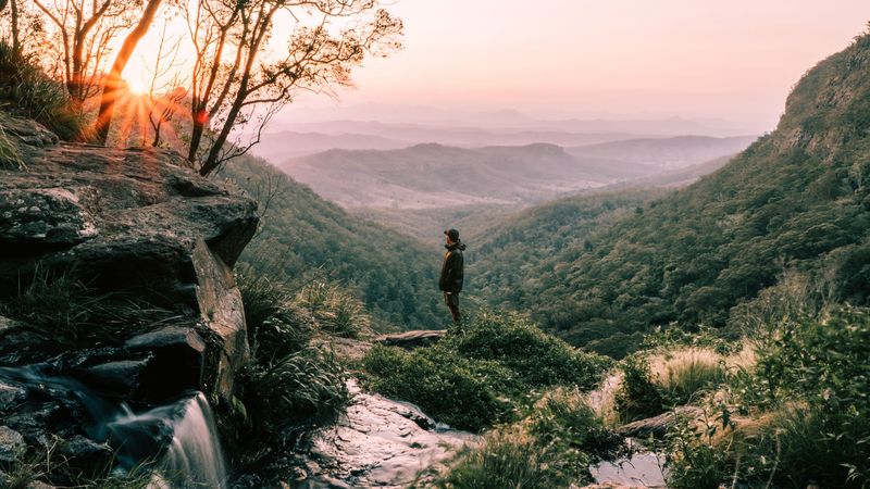 一人一山雾景4K高清壁纸