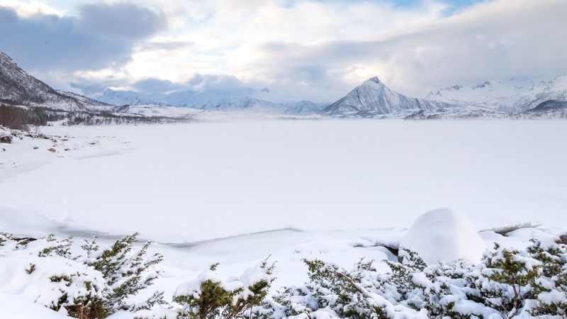 绝美4K冬日山谷雪山壁纸合集