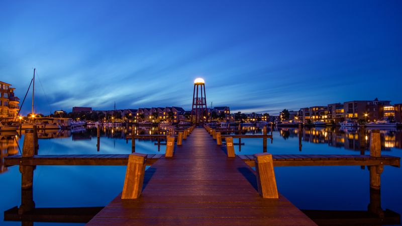 4K壁纸！黄昏下的滨海栈桥赛博城