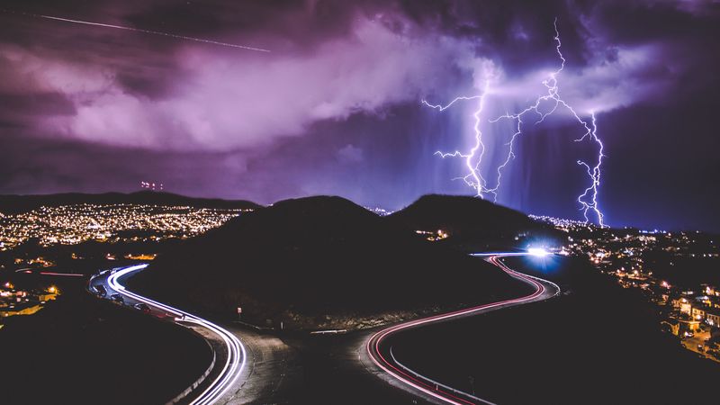 雨夜城市闪电公路4K壁纸