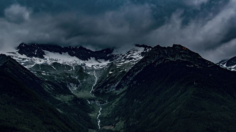 意大利阿尔卑斯山雾中盛景 4K高清壁纸