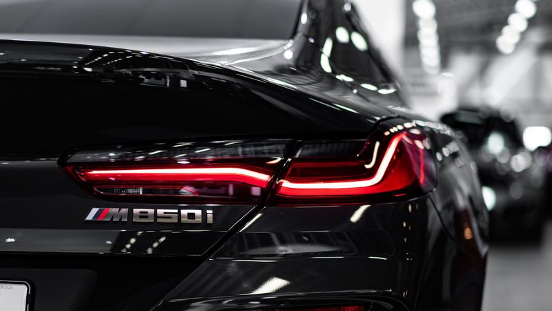 宝马汽车车灯后视4K高清壁纸