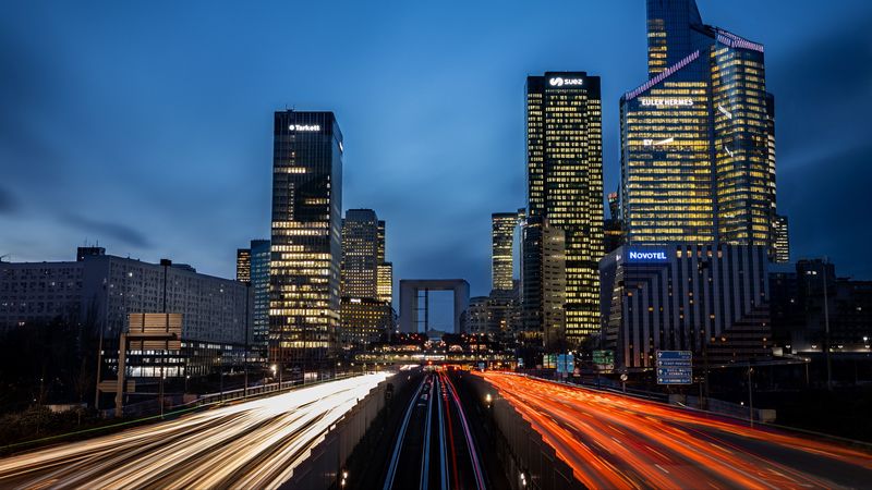 城市楼宇道路夜景长曝光4K壁纸