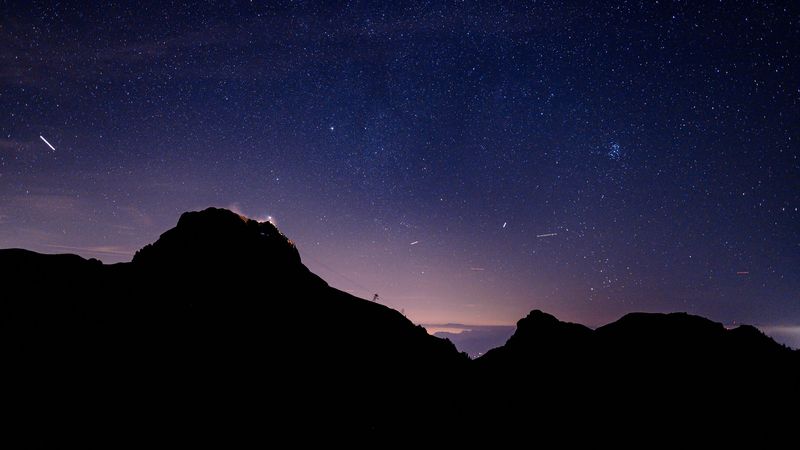 绝美山野深夜星空壁纸