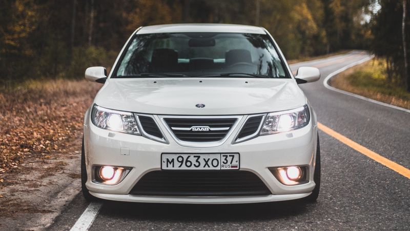 白色萨博9-2x公路前脸实拍 4K超清壁纸