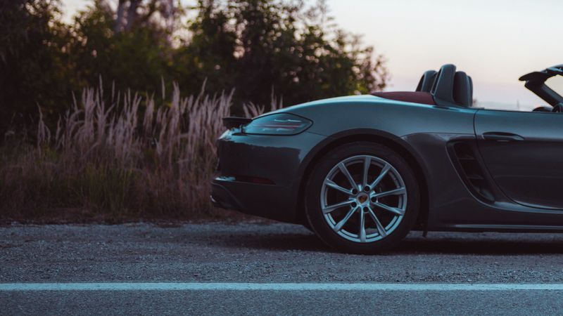 灰色敞篷轿车侧影沥青公路4K壁纸