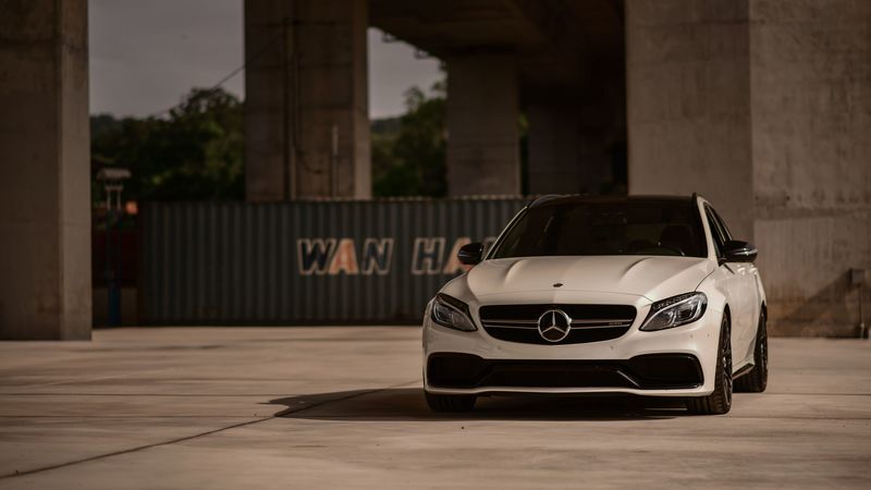 白色奔驰AMG C 63正脸4K壁纸