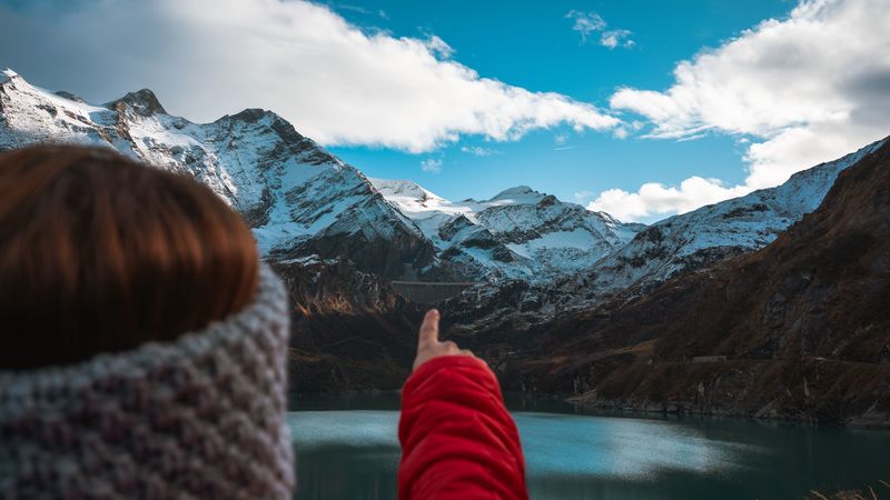 4K超清壁纸！山间湖畔的指尖视角