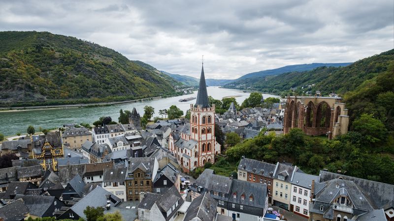 4K超清壁纸分享：塔城与山河江景