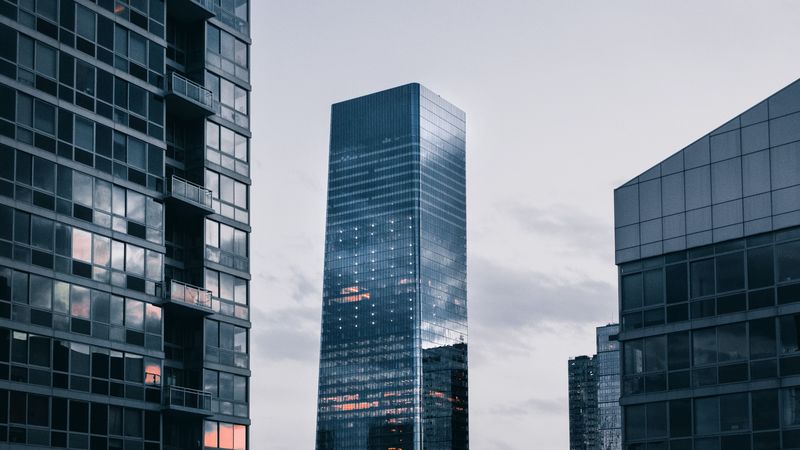 4K超清壁纸：都市傍晚摩天楼美景