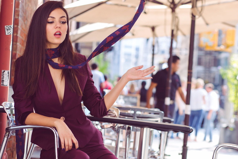 街头氛围感美女壁纸！维多利亚·贾斯蒂斯超美镜头